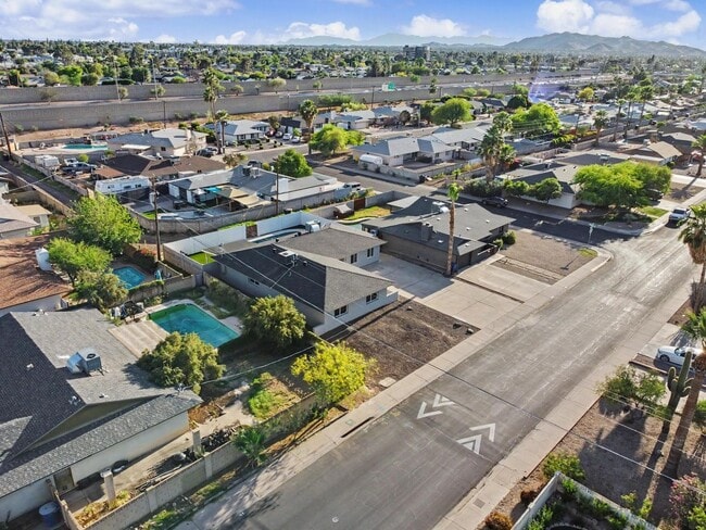 Building Photo - 6 Bed/ 3 Bath with Pool