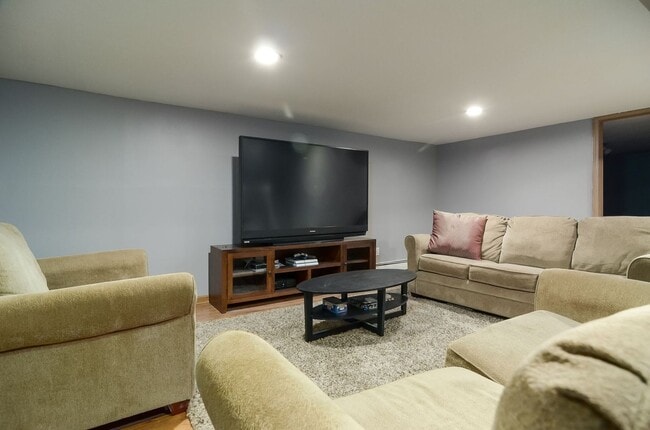 Building Photo - Nice Updated 3br/3ba In Wayzata (1 car garage)
