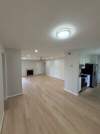 Building Photo - 9797 Leawood Blvd