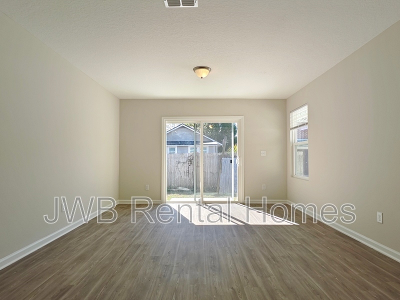 Building Photo - 442 E 47th St