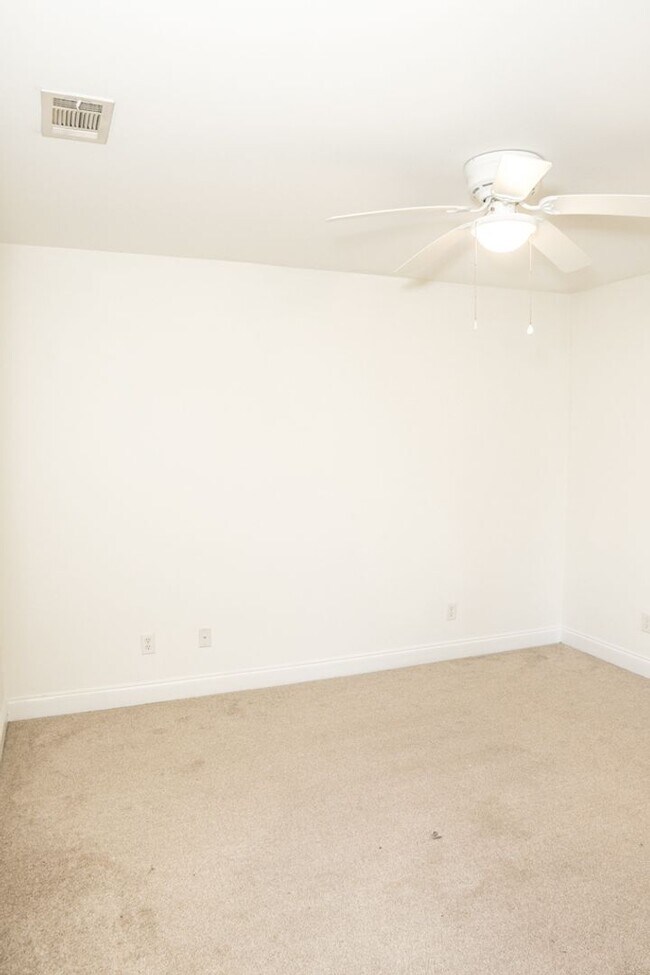 Building Photo - Three Bedroom Home in Hearthstone Lakes Co...