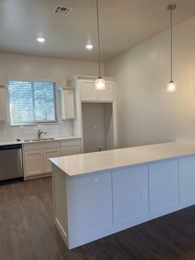 Building Photo - Spacious 4 bed 3 bath home