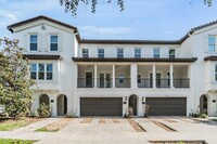 Building Photo - Large 3 Bed 3.5 Bath 2 Car Garage Townhous...