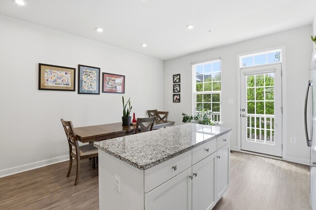 Building Photo - 4915 Crest View Dr