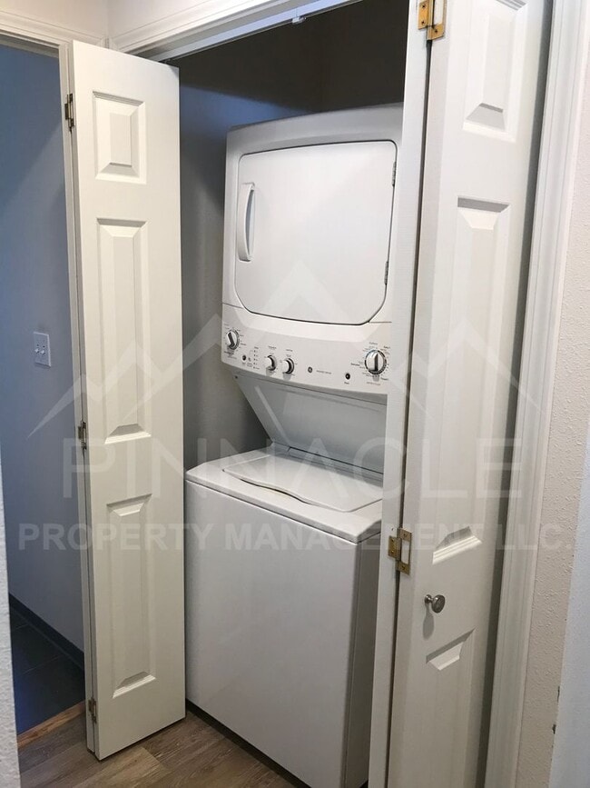 Building Photo - Beautiful One Bedroom Apartment Home