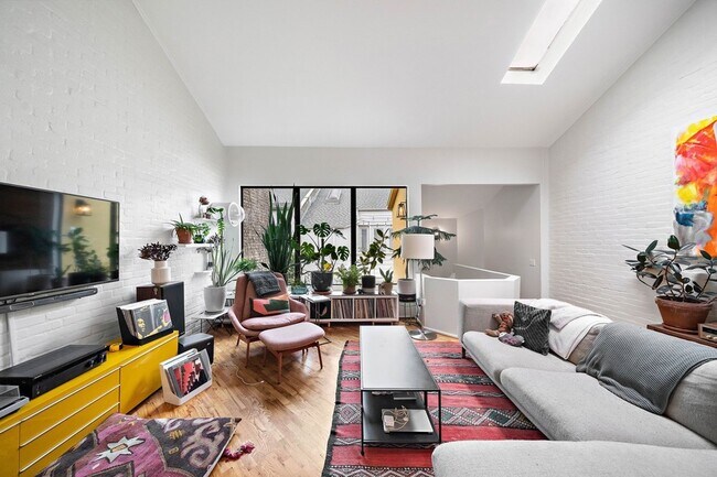 Building Photo - 3018 Baldwin St