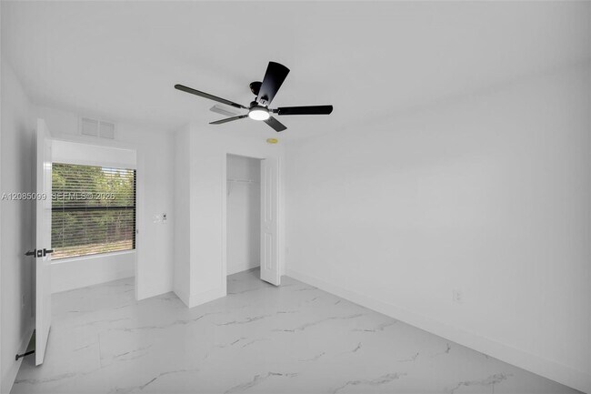 Building Photo - 4986 Fairway Ct