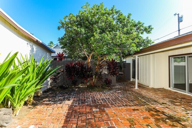 Building Photo - Kahala Avenue Beachside -  1 minute walk to beach  Recently remodeled w/fenced yard. 1 bdrm, 1 ba...