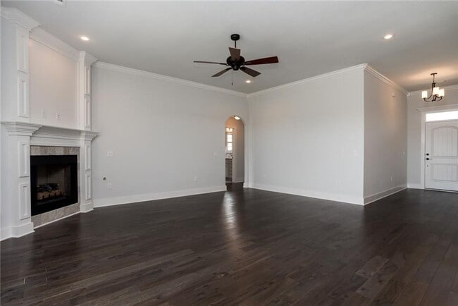 Building Photo - 4 Bed with LOFT!