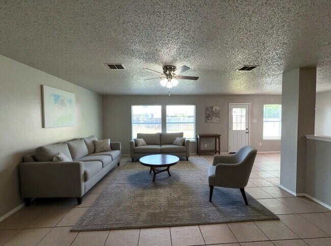 Building Photo - Spacious 4-Bedroom Home with Fireplace & Large Backyard in SW Fort Worth
