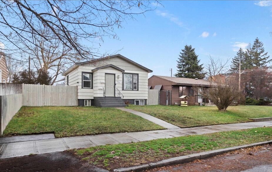Building Photo - 1227 E Augusta Ave