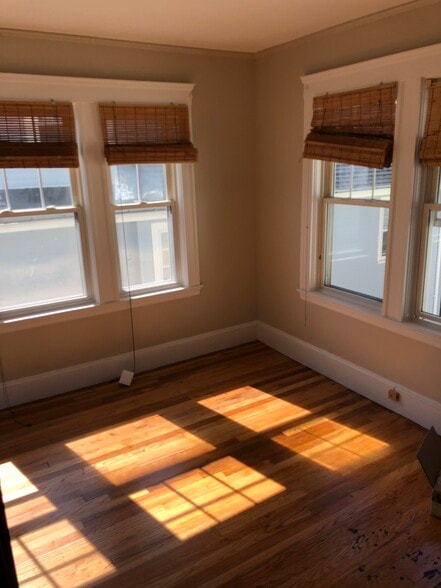 Sunroom/Study - 75 Bradford Rd