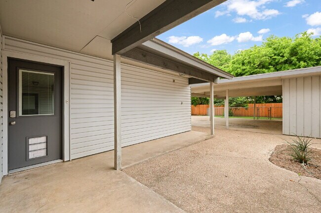 Building Photo - 2 Bed, 2 Bath Duplex