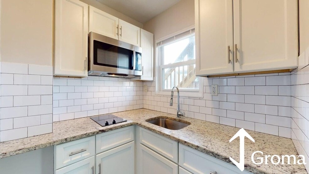 Building Photo - 296 Meridian St