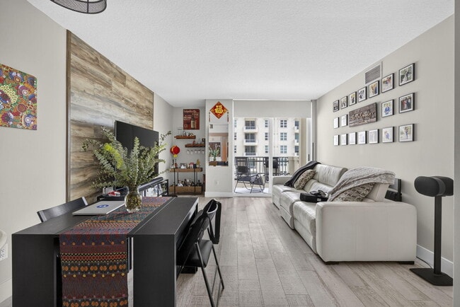 Building Photo - 403 S Sapodilla Ave
