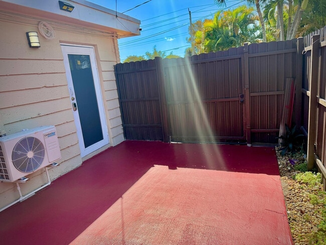 Building Photo - 707 NE 15th St