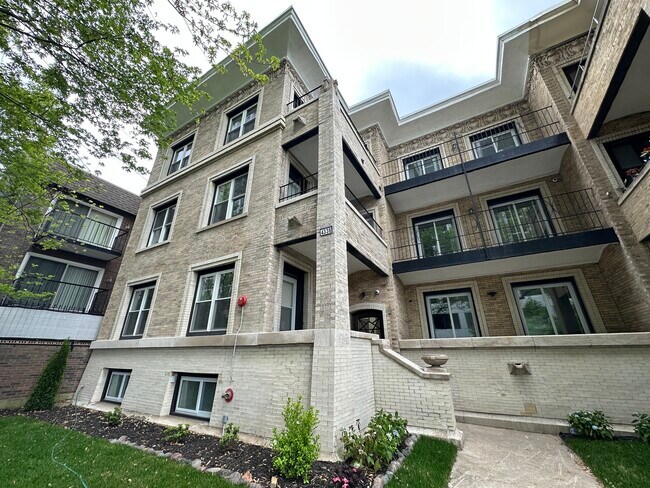 Primary Photo - 4338 N Clarendon Ave