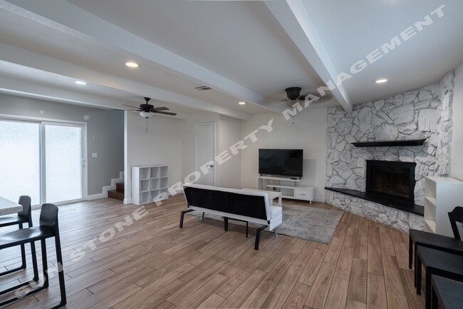 Building Photo - Luxury 4 Bed 3 bath