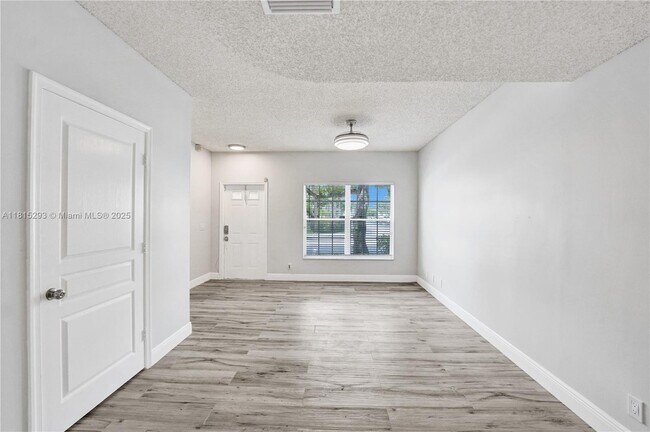 Building Photo - 16607 Hemingway Dr