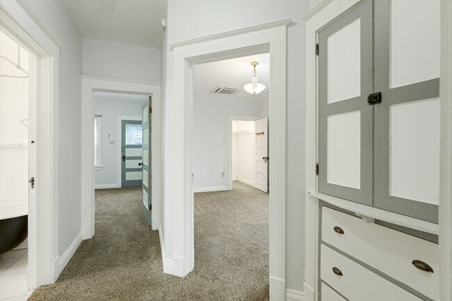 Building Photo - Starter Two Bedroom in Great Neighborhood - Low Deposit