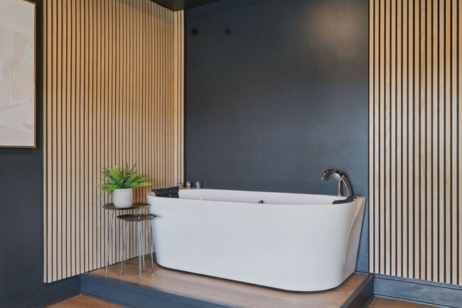 Building Photo - Luxurious, Fully Furnished Townhome       ...