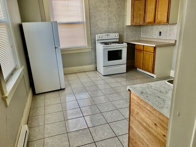 Building Photo - 219 W Main St