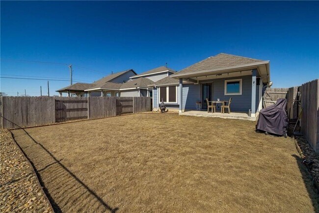 Building Photo - Warm & Inviting 3BR / 2BA Home with Large Backyard