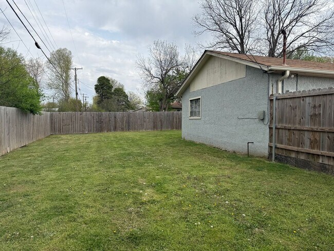 Building Photo - Welcome to your new charming 3-bedroom, 1.5-bath home in Broken Arrow close to Main Street!