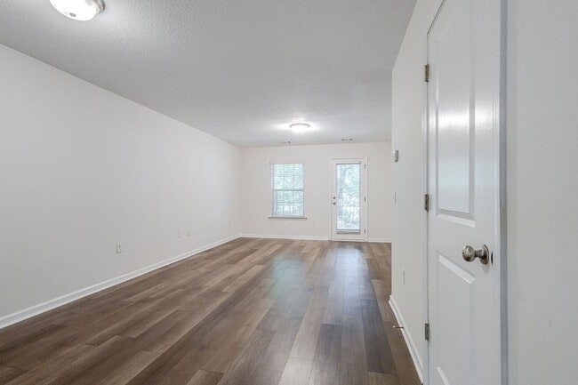 Building Photo - Spacious 3BR Townhome with Main-Level Primary Suite