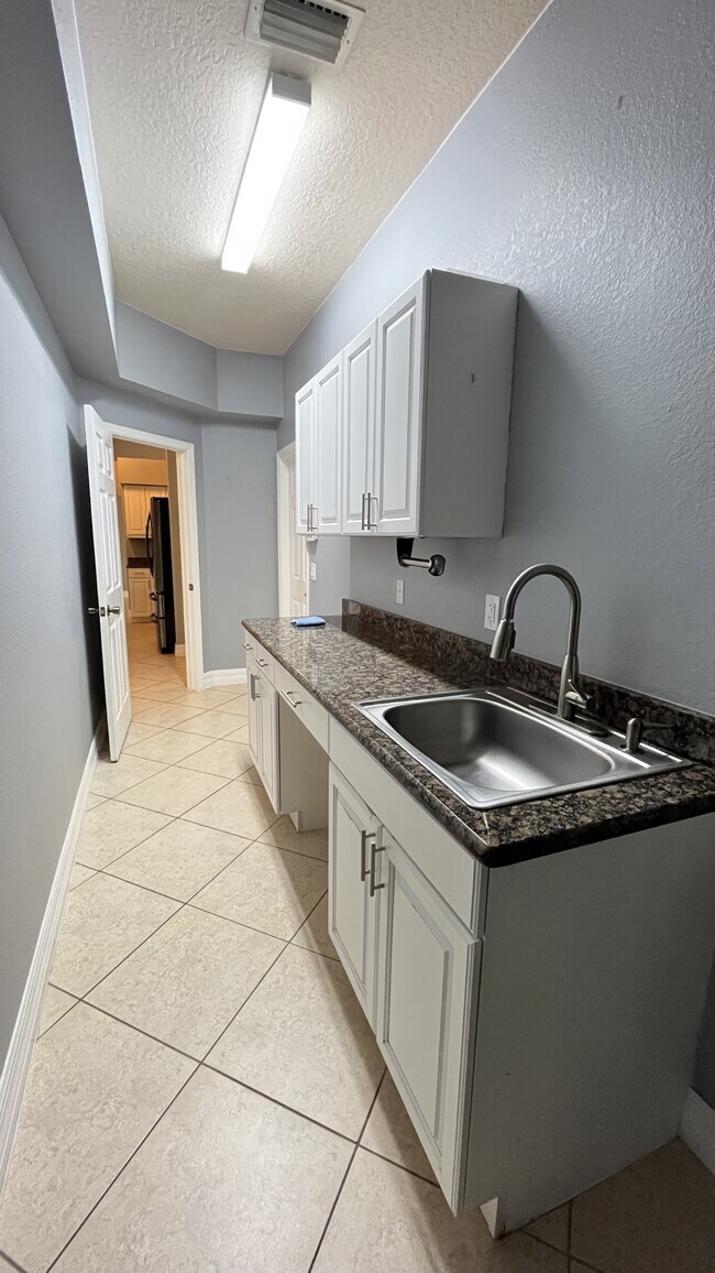 Building Photo - 2506 SW 15th Pl