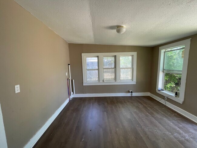 Building Photo - 224 W Santa Gertrudis St