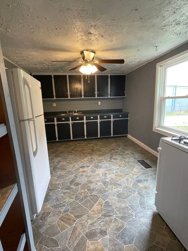 Building Photo - Four Bedroom Available August in Delphi