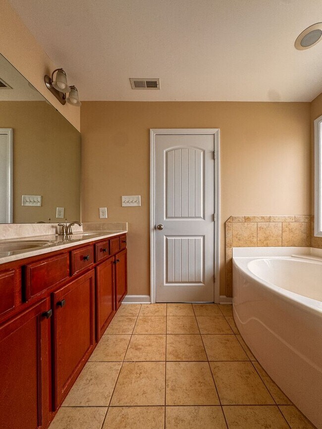 Building Photo - Well-Maintained 4 Bed 2.5 Bath Home in Westgate