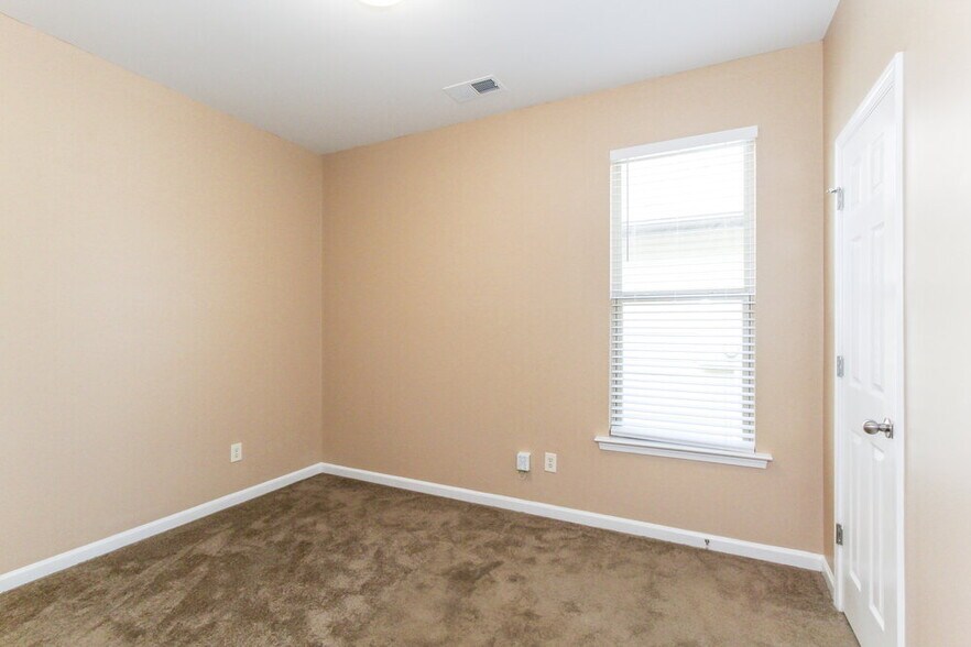 Building Photo - 2122 Timberline Dr