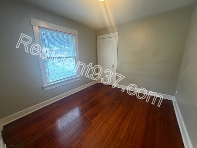 Building Photo - 2 Bed 1 Bath