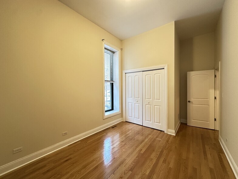 Building Photo - 851 N La Salle Dr