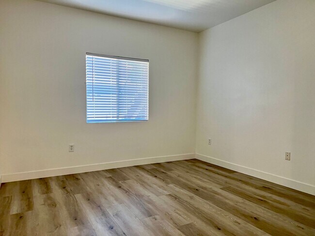 Building Photo - 2 Bedroom 2 Bathroom 1 Car Attached Garage in Roseville