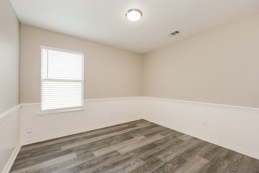 Building Photo - 2105 Charmion Ln