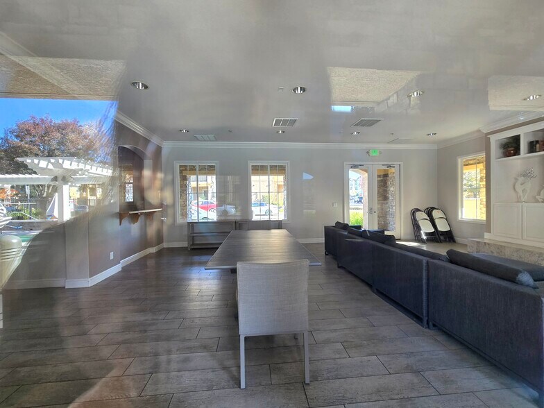 Building Photo - 4353 Fitzwilliam St