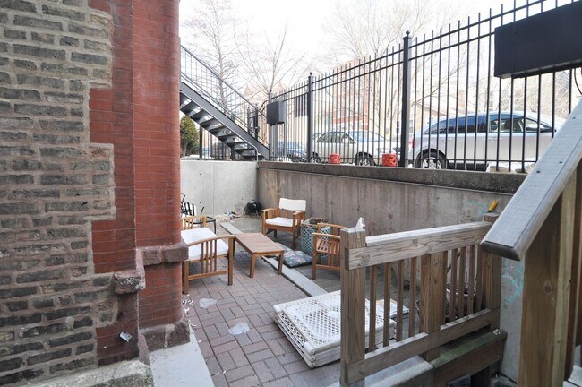 Building Photo - Nice Wicker Park 2 Bed. Big Bedrooms. All New. Close to the EL. Laundry. Free Internet. Patio Space.