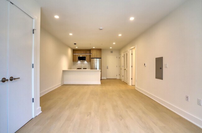 Building Photo - 303 Madison St
