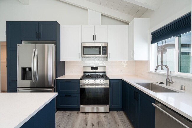 Building Photo - 905 W Balboa Blvd