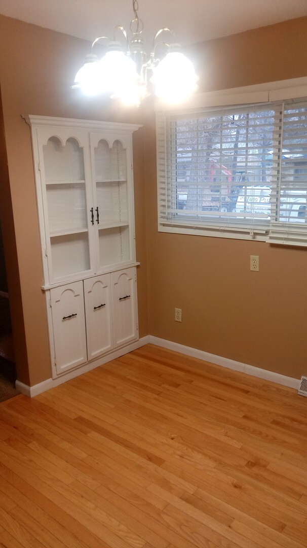 Building Photo - 3BR rancher with appliances and garage. Pr...