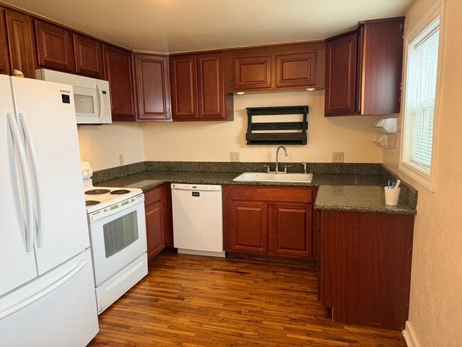 Building Photo - Updated 2 bedroom 1 bathroom house in Springfield!