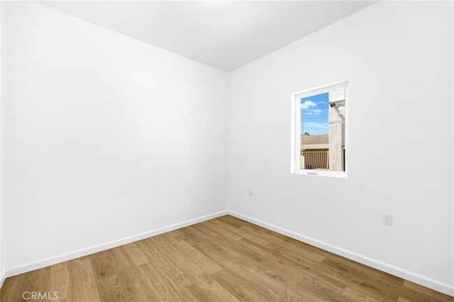 Building Photo - 1375 N Mentor Ave