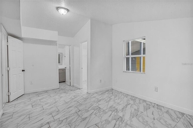 Building Photo - 906 Celery Ave