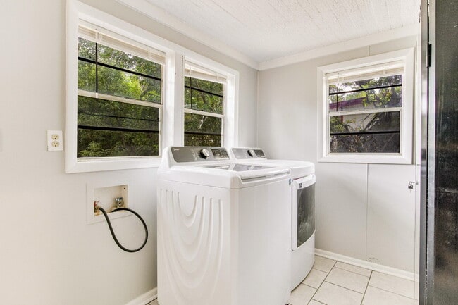 Building Photo - Charming Shotgun Home Just Minutes from Do...
