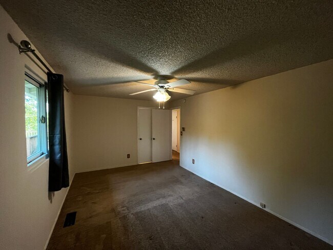 Building Photo - Excellent location at an affordable price!
