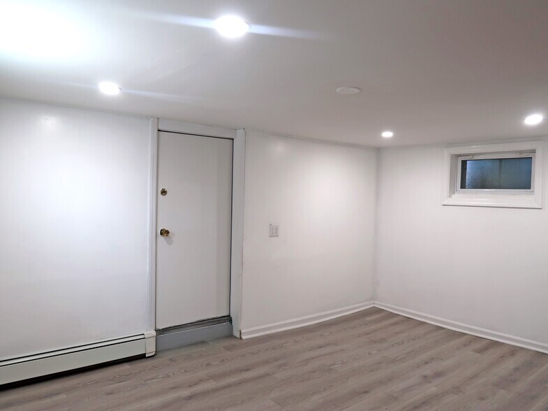 Building Photo - 1286 Oakwood Ave