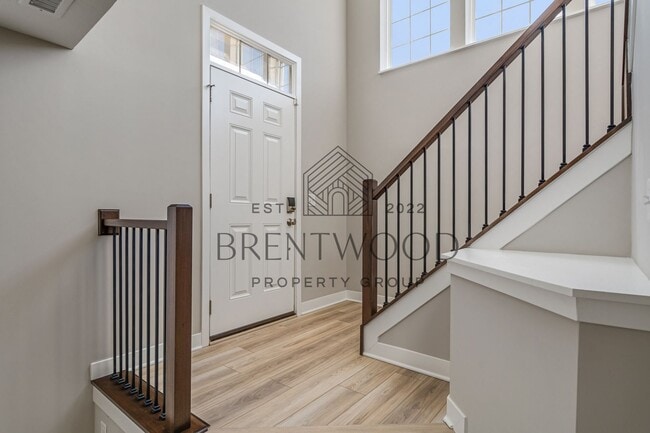 Building Photo - Move-In Ready Modern Townhome in Sought-Af...